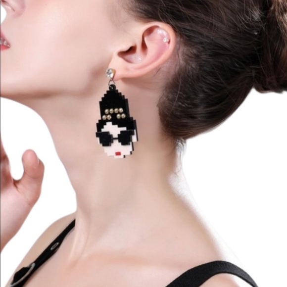 🕶Cool Chic Audrey Hepburn Acrylic Earrings🕶 - Picture 1 of 3